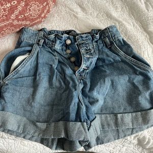 Denim size 0 w24 hollister shorts with sinched waist and denim belt
